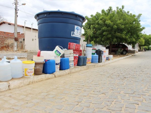 Vasilhas, baldes, garrafões e tambores de água marca o lugar na fila. (Arquivo) — Foto: Anderson Barbosa/G1