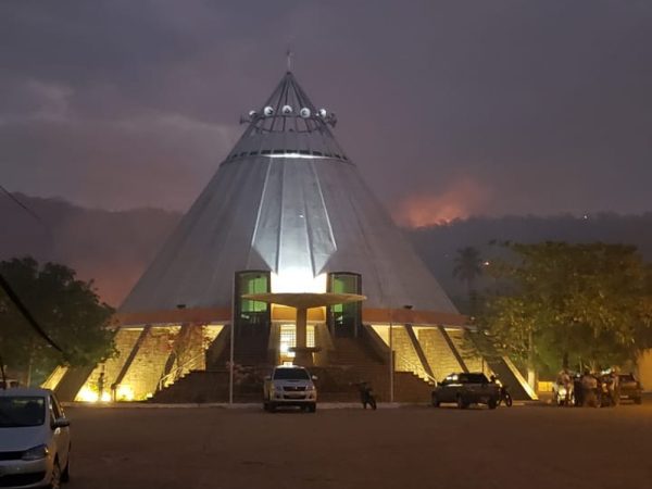 Fogo já é considerado de "grandes proporções" e está próximo do santuário localizado na Serra do Lima — Foto: Bruno Campelo