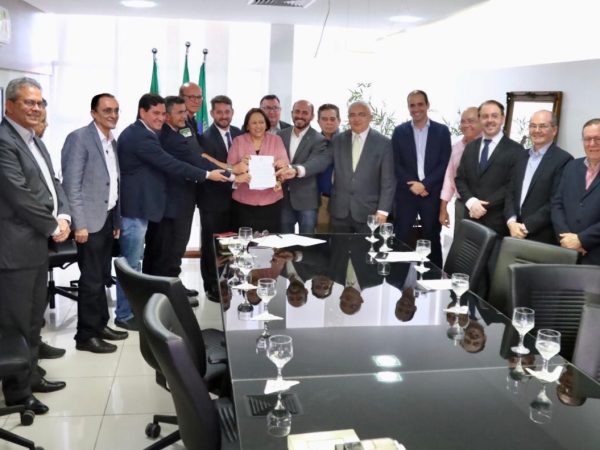A governadora comemorou a iniciativa, que tem alto alcance social — Foto: Sandro Menezes
