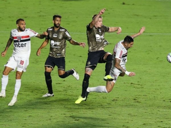 O São Paulo foi aos 58 pontos. Pode terminar a rodada em terceiro se o Flamengo vencer. — Foto: Alexandre Schneider/Getty Images