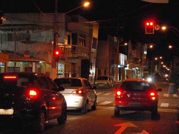 Motoristas aguardam o sinal verde do semáforo durante a noite (Foto: © Reprodução/Internet)