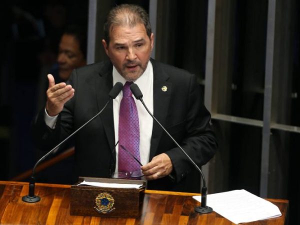 Senador Eduardo Lopes (PRB-RJ) foi o relator e se posicionou a favor do decreto do presidente Michel Temer (Foto: André Dusek/Estadão)