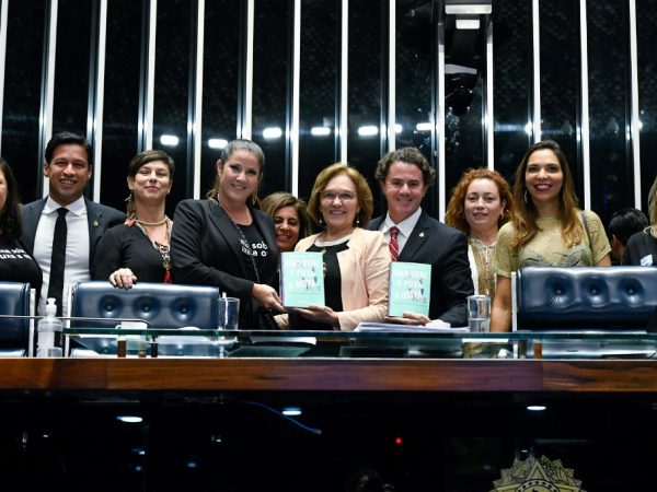 Zenaide Maia fez questão de apresentar as lideranças femininas e falar do Movimento. — Foto: Agência Senado