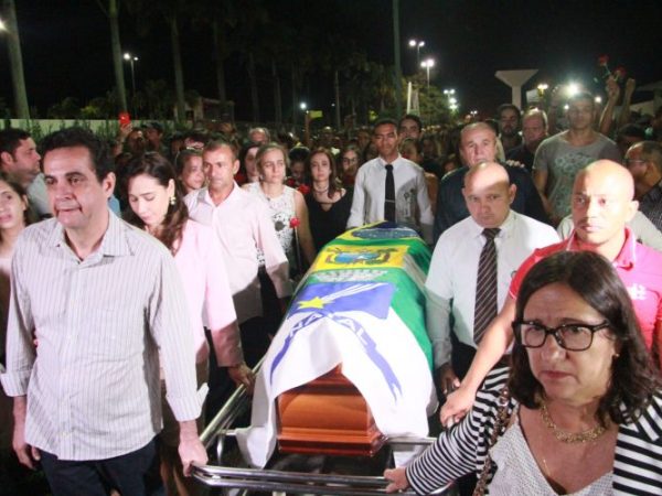 Caixão da ex-governadora é levado por amigos e familiares - José Aldenir / Agora Imagens