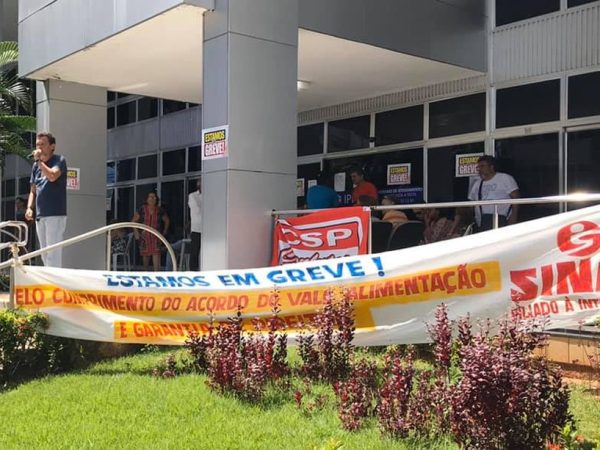 Servidores do Ipern fazem greve por tempo indeterminado e cobram vale-alimentação. Ato aconteceu na frente da sede do órgão. — Foto: Divulgação