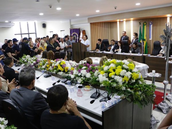 Em suas condolências, a governadora Fátima Bezerra se dirigiu principalmente à família. — Foto: Elisa Elsie