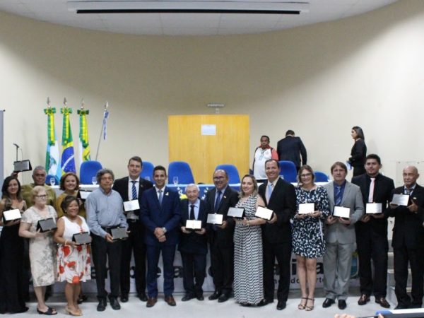 Proposta pelo deputado Allyson Bezerra, a solenidade homenageou 17 membros da comunidade acadêmica — Foto: Assessoria de Comunicação