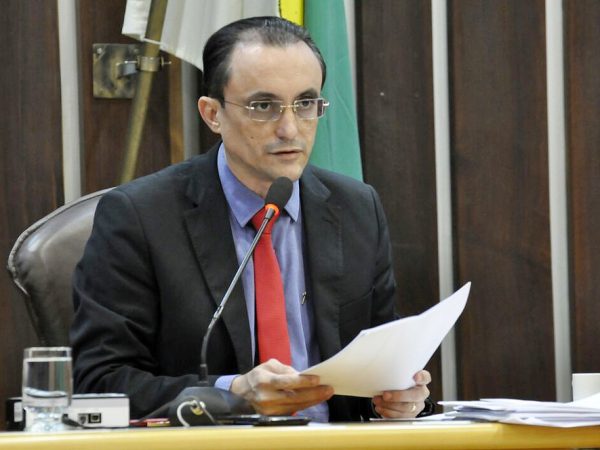 Deputado Souza Neto em sessão na Assembleia Legislativa do RN (Foto: Eduardo Maia/Assessoria AL)