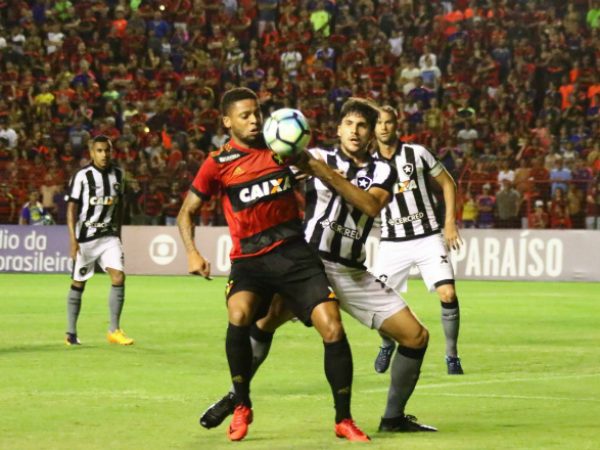 O Botafogo conseguiu sair de campo vitorioso na Ilha do Retiro (Foto: Williams Aguiar/Divulgação)