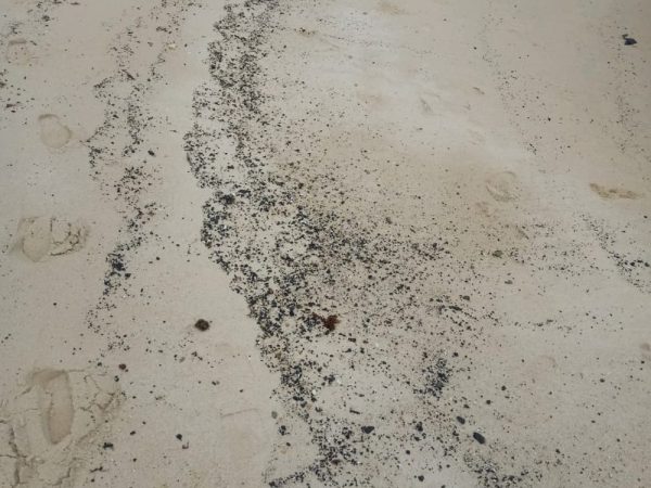 Fragmentos de óleo encontrados na manhã desta quinta-feira (30) em Tabatinga — Foto: Prefeitura de Nísia Floresta