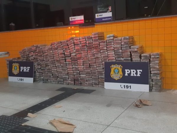 Tabletes de cocaína apreendidos no Sertão de Alagoas pela PRF — Foto: Ascom/PRF-AL
