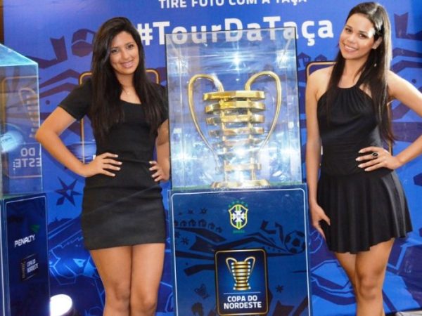 Os torcedores têm apreciado e fotografado a Taça da Copa do Nordeste - Foto: Lucas Barros / GloboEsporte.com/PB