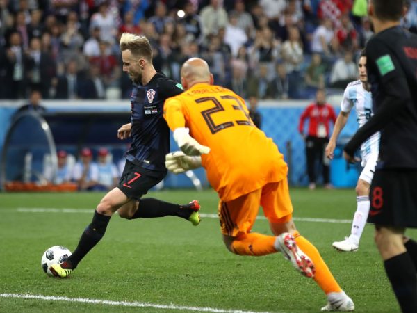 Ivan Rakitic marcou o terceiro gol da Croácia no goleiro Caballero da Argentina (Foto: Clive Brunskill/Getty Images)