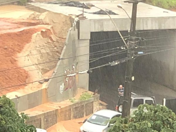 Carros ficaram presos na lama, que desceu para a marginal da rodovia, na Zona Sul de Natal — Foto: Redes sociais