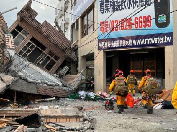 Tremor de 10 quilômetros de profundidade derrubou prédios no município de Chishang. — Foto: Reprodução