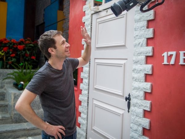 Tiago Leifert brinca com uma das câmeras da casa do 'BBB 17' (Foto: Globo/Paulo Belote)
