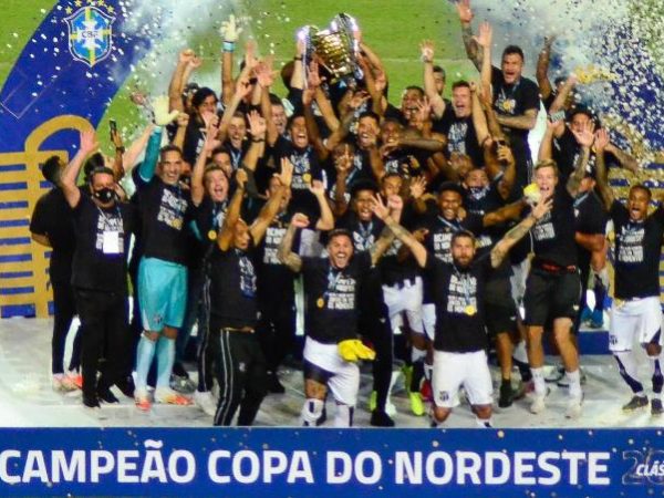 Ceará levanta a taça de bicampeão da Copa do Nordeste — Foto: JHONY PINHO/ESTADÃO CONTEÚDO