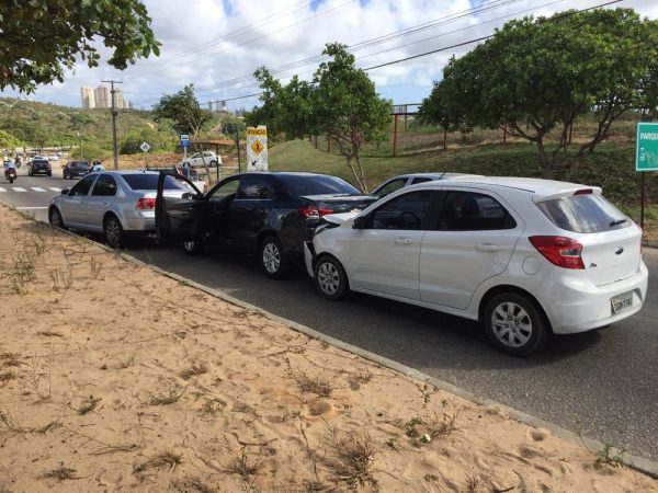 Três carros envolvidos em acidente interromperam a faixa da esquerda no prolongamento da Avenida Prudente de Morais, na altura do Parque da Cidade — Foto: Rafael Lopes/Inter TV Cabugi