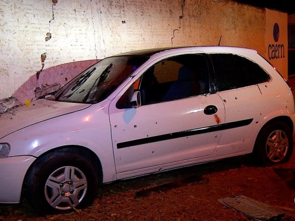 Suspeitos bateram o carro no muro do parque Aristófanes Fernandes — Foto: Reprodução Inter TV Cabugi