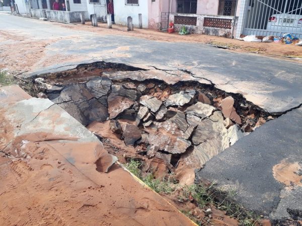 Tubulação rompe e abre buraco em rua do bairro Nordeste, na Zona Oeste de Natal — Foto: Marksuel Figueredo/Inter TV Cabugi