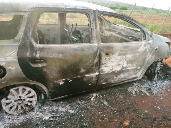 Táxi foi encontrado carbonizado na Zona Rural de Sítio Novo; corpo estava no porta-malas — Foto: Redes sociais