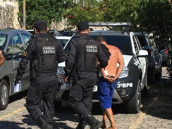 Um homem suspeito dos assaltos em Nova Parnamirim, Grande Natal, foi preso pela PM — Foto: Heloísa Guimarães/Inter TV Cabugi