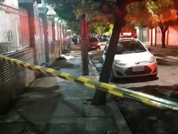 Segundo a polícia, o jovem foi abordado por suspeitos, que tentaram roubar o veículo dele — Foto: Leábem Monteiro/TV Diário