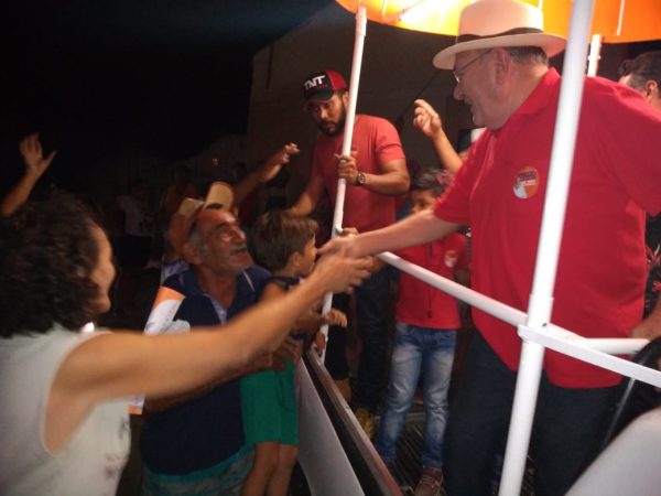 Caravana foi recebida com diversas demonstrações de apoio ao projeto de renovação do mandato de Vivaldo (Foto: Divulgação)