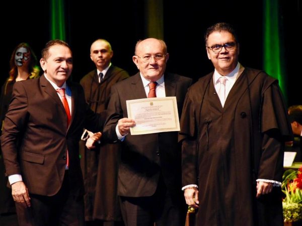 O parlamentar estava acompanhado do ex-vereador de Caicó, Paulo Roque quando recebeu o diploma — Foto: Divulgação
