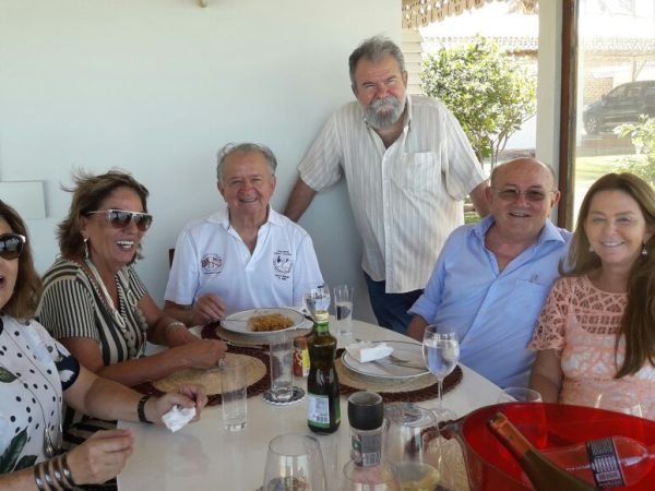 Kátia Pinto (ao lado de Vivaldo) participou ontem (11) de almoço na casa de praia de Rosalba e Carlos Augusto, em Tibau (Foto: Divulgação)