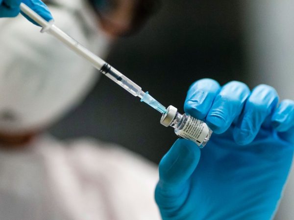 Frasco com dose da vacina da Pfizer é mostrado na Alemanha — Foto: AP Photo