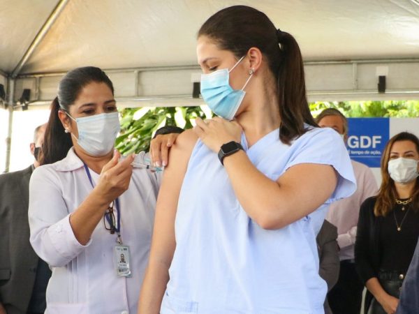 No plano do governo, a ideia é iniciar a vacinação no dia 24/05. — Foto: Renato Alves/Agência Brasília