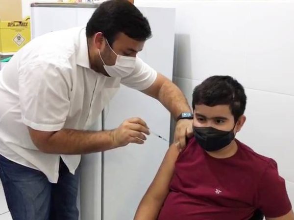 Quando foi imunizado, Anthony Gabriel agradeceu e convocou os pais para vacinarem seus filhos. — Foto: Divulgação
