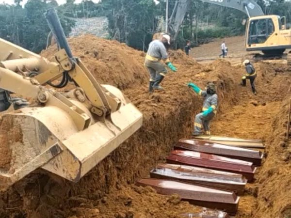 Valas comuns são abertas para enterrar corpos coletivamente, em Manaus. — Foto: Reprodução/Internet