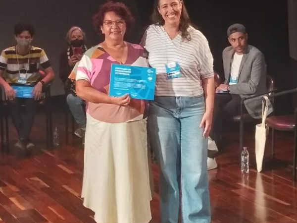 O certificado foi entregue para a diretora geral, Vera Santana em São Paulo. — Foto: Divulgação