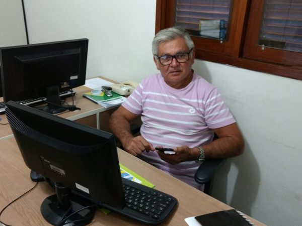José da Noite no gabinete parlamentar elaborando os requerimentos - Foto: Josimário Nunes/A Fonte Imagens