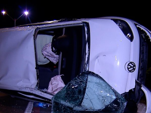 Veículo capotou após bater em outros dois carros na Rota do Sol, em Natal, na noite desta segunda-feira (20) — Foto: Reprodução/Inter TV Cabugi
