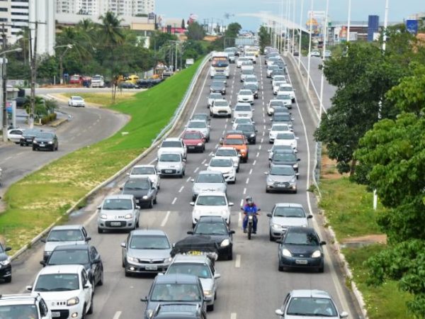 Trânsito no viaduto de Neópolis, zona Sul de Natal - (José Aldenir / Agora Imagens)
