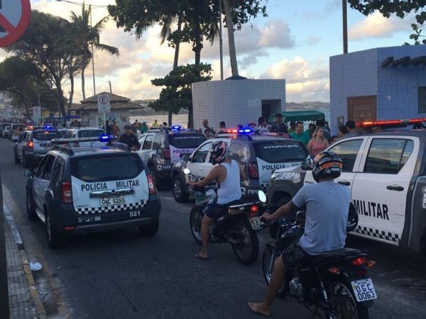 Viaturas da Polícia Militar na orla da praia de Ponta Negra, após assassinato em barraca de praia — Foto: Heloísa Guimarães/Inter TV Cabugi