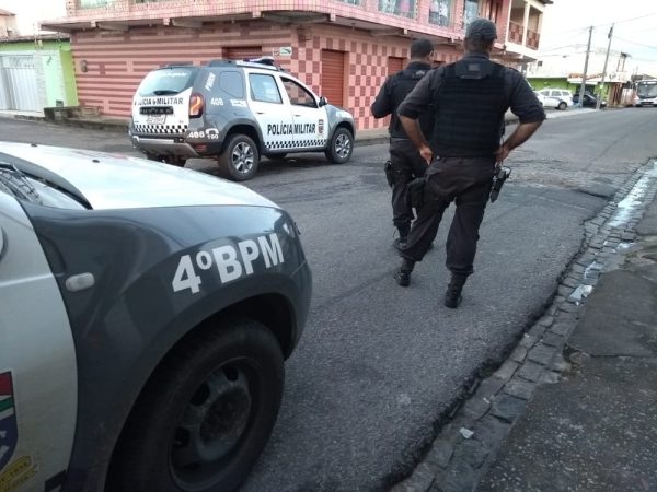 Confronto entre PM e suspeitos aconteceu no cruzamento entre a Avenida Boa Sorte e a Rua Monte das Oliveiras — Foto: Lucas Cortez/G1