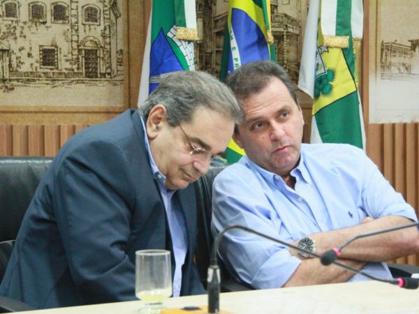 Carlos Eduardo e Álvaro Dias estiveram recentemente em Currais Novos, com Carlson Gomes, adversário de Ezequiel Ferreira (José Aldenir / Agora Imagens)