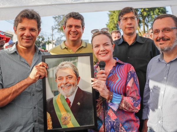 O PT apresentou a estrutura do programa aos acampados na Vigília Democrática pela libertação de Lula (Foto: Ricardo Stuckert)