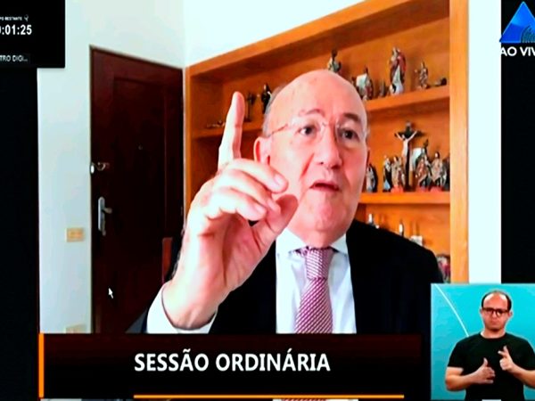 Vivaldo Costa enalteceu a liderança do jovem médico e prefeito Dr. Tadeu. — Foto: Eduardo Maia