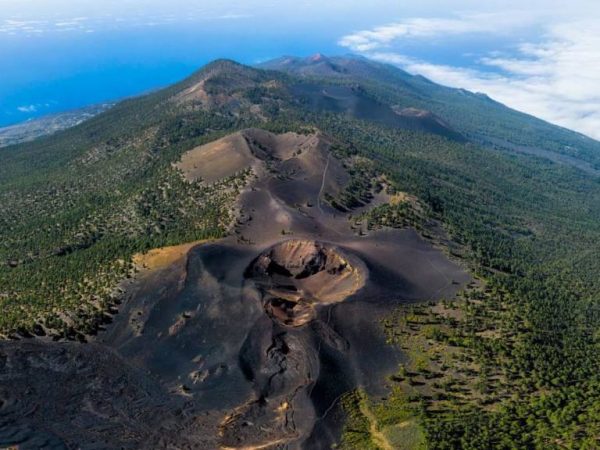 Houve mais de 4.000 tremores de terra perto do vulcão, e, com mais magma, o pico subiu 6 centímetros em dias. — Foto: Reprodução/Internet
