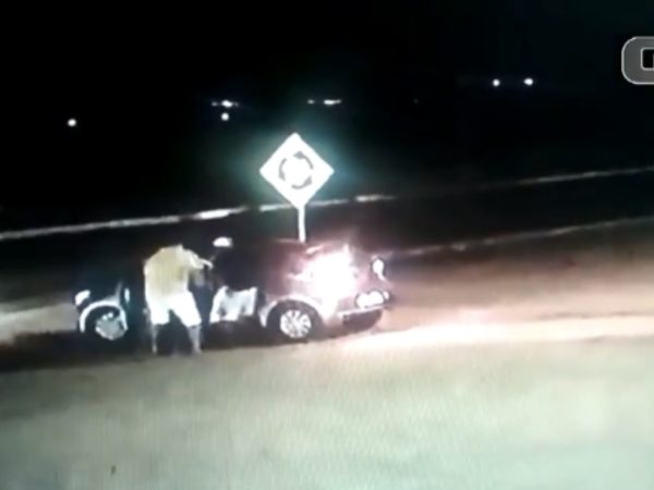 Vídeo mostra bandidos armados roubando carro na Grande Natal — Foto: Reprodução
