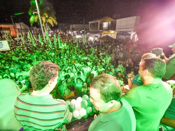 Mobilização em apoio à reeleição do prefeito Flávio de Beroi reuniu milhares de pessoas da nação bacurau — Foto: Divulgação