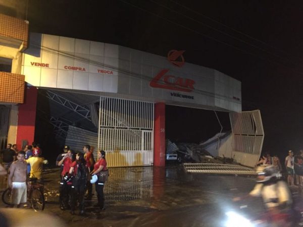 Teto da loja de veículos em Patos (PB) desabou devido fortes rajadas de ventos