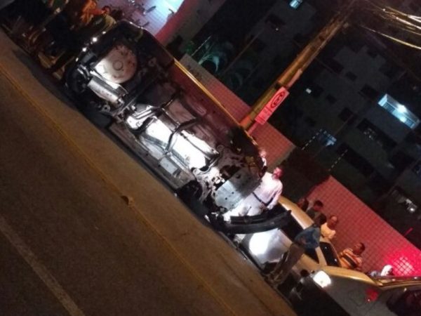 O soldado PM, Josuel Barbosa da Silva, 37 anos, chegou a colidir seu carro (Golf) em outro veículo e perdeu o controle nas proximidades do Instituto Kennedy - Divulgação