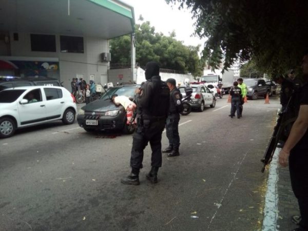 Corpo da vítima ficou caído em cima do carro (José Aldenir/Agora Imagens)