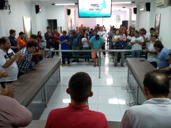 Populares e militantes aprovaram a renovação da legenda no encontro realizado na Câmara Municipal (Foto: Divulgação)